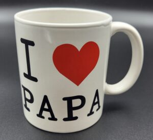 Mugg med "I love PAPA" där love symboliseras av ett hjärta