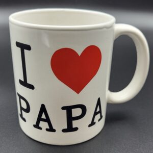 Mugg med "I love PAPA" där love symboliseras av ett hjärta